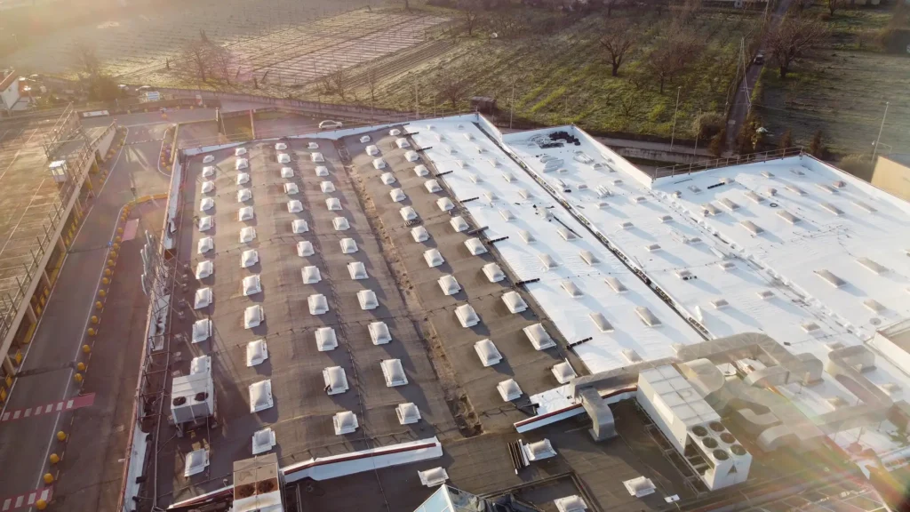 Rifacimento di tetto industriale con conversione a manto sintetico TPO impermeabile