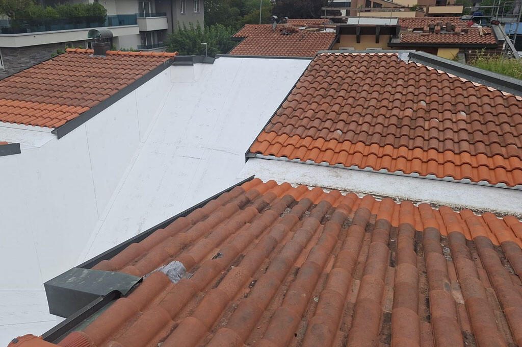 Vista dall'alto di una copertura impermeabile per condominio